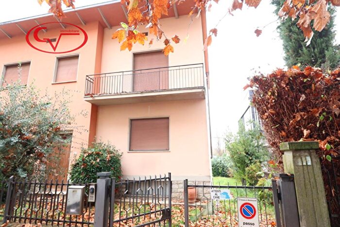 Casa con 5 locali in vendita in Viale Armando Diaz, Montevarchi
