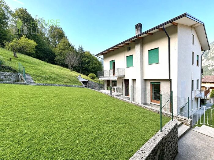 Casa con 10 locali in vendita in Via Antonio Fogazzaro, Velo D'Astico