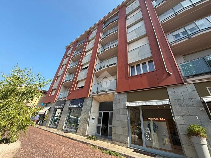 Appartamento trilocale in vendita in Via Mandelli, Alba