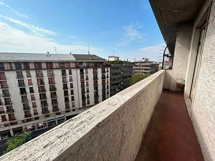 Appartamento trilocale in vendita in Piazza Bolivar, Milano