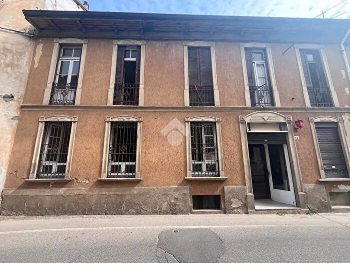 Casa con 6 locali in vendita in Via Magenta, Turate