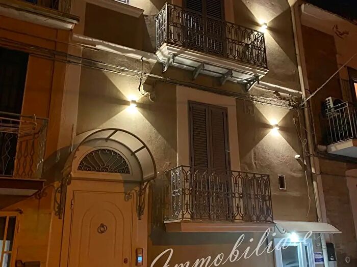 Appartamento con 5 locali in vendita in Via Felice Figliolia, Foggia