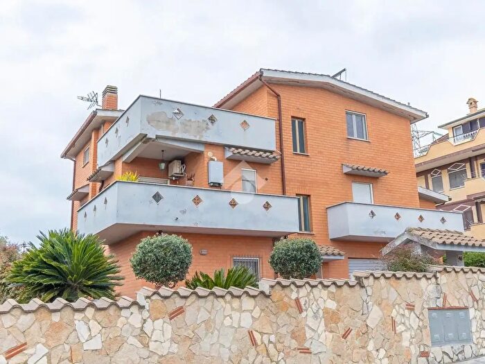 Appartamento trilocale in vendita in Via Belmonte del Sannio, Roma