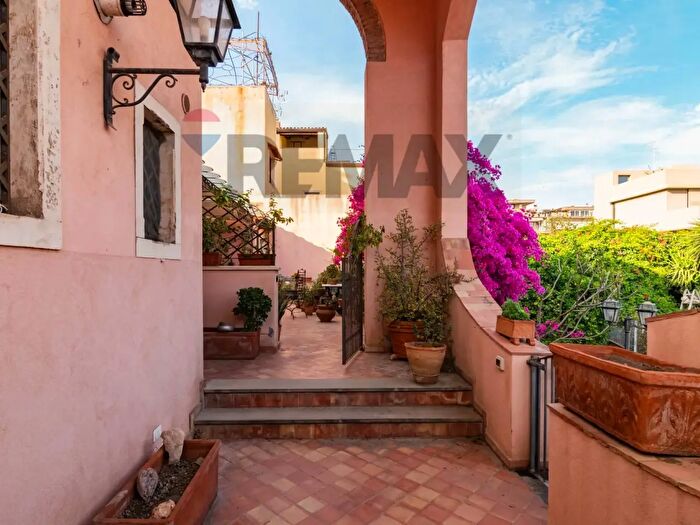 Casa con 14 locali in vendita in Catania