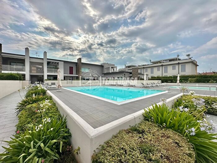 Appartamento trilocale in vendita in Via Achille Ambrosi, Peschiera Del Garda