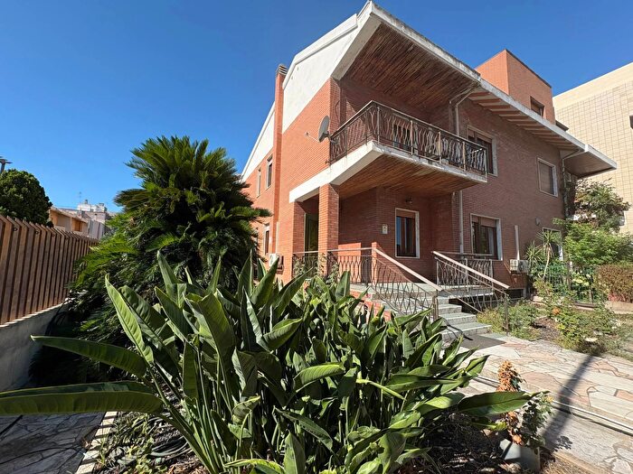 Casa con 11 locali in vendita in Via Galvani, Cagliari