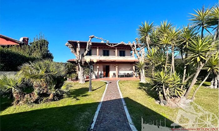 Casa con 9 locali in affitto in Forte Dei Marmi