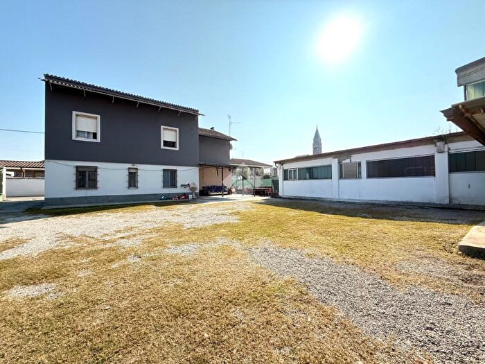 Casa con 6 locali in vendita in Via I Terni, Castelleone