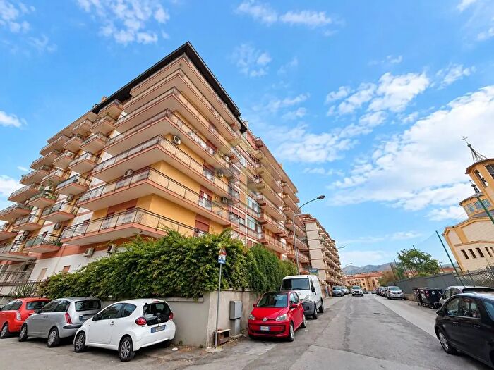 Appartamento con 6 locali in vendita in Via Ignazio E Manfredi Lanza, Palermo