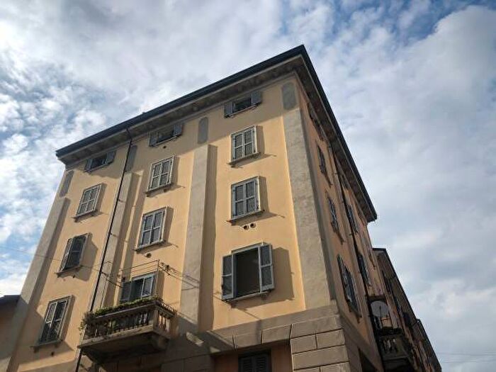 Appartamento quadrilocale in affitto in Via Pastrengo, Isola, Milano
