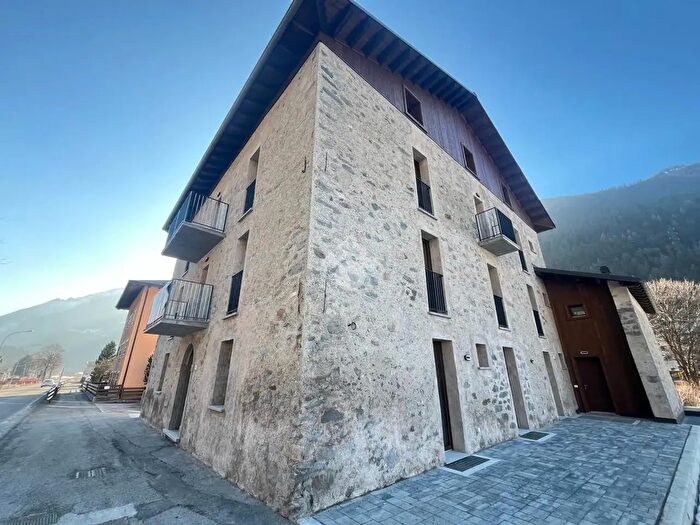 Appartamento trilocale in vendita in Via Nazionale, Valdisotto