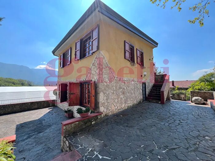 Casa con 7 locali in vendita in Via Tre Senete Snc, Castelvenere