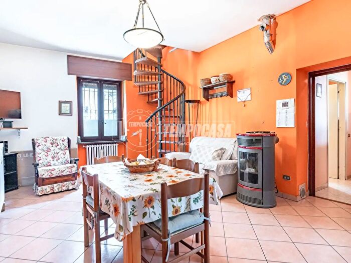 Appartamento quadrilocale in vendita in Via Cesare Battisti, Caronno Pertusella