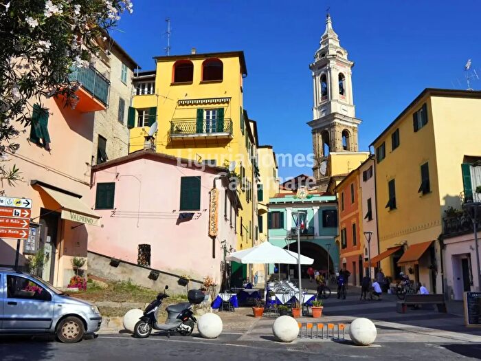 Appartamento con 6 locali in vendita in Via De Amicis, Dolcedo