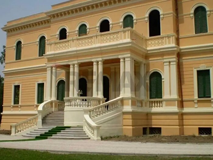 Casa con 18 locali in vendita in Viale Adriatico, Ferrara