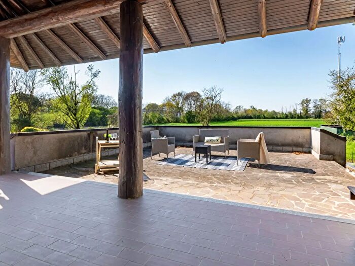 Casa con 5 locali in vendita in Via Leonardo da Vinci, Locate Varesino