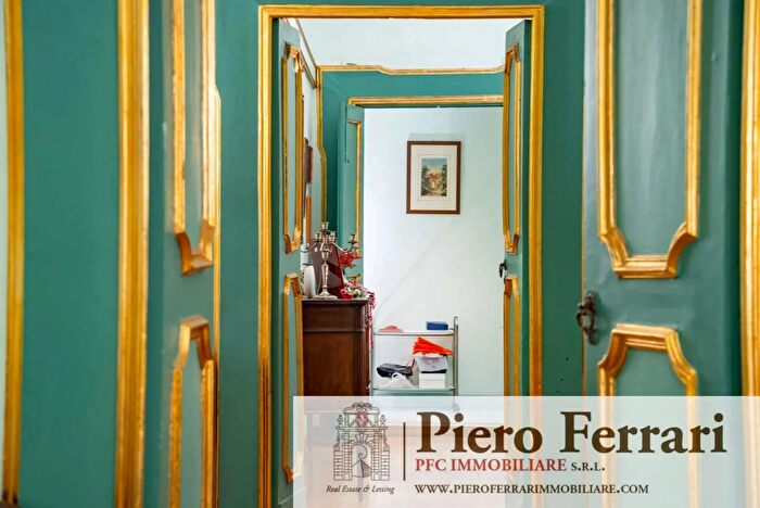 Appartamento con 7 locali in affitto in Via Calabritto Napoli, Napoli