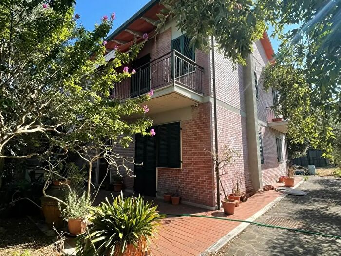 Casa con 9 locali in vendita in Santa Maria A Monte