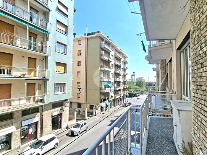 Appartamento trilocale in vendita in Via Taggia, Genova