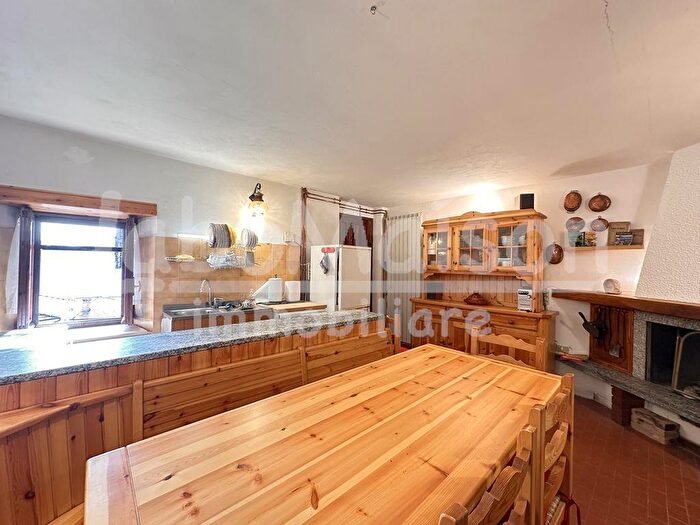 Casa bilocale in vendita in Via Garibaldi, Duno