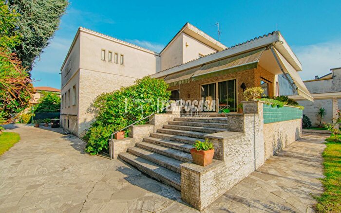 Casa con 6 locali in vendita in Via Gaetano Donizetti, Vigevano