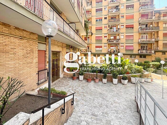 Appartamento quadrilocale in vendita in Viale della Serenissima, Roma