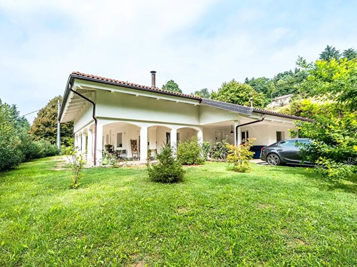 Casa con 11 locali in vendita in Strada della Viola, Torino
