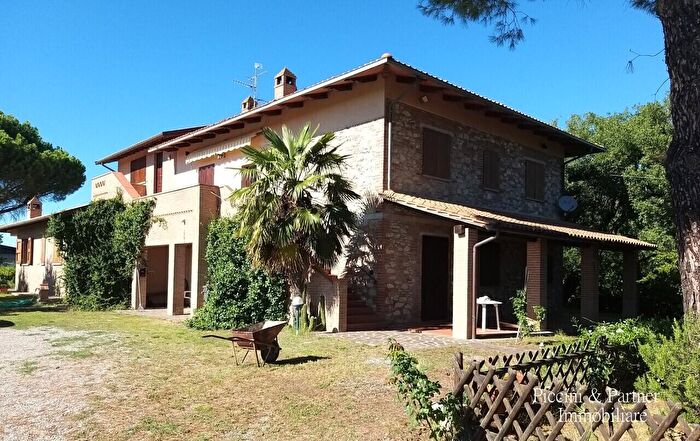 Casa con 18 locali in vendita in Località Croce, Castiglione Del Lago