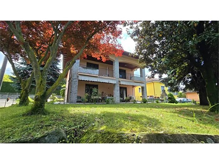 Casa con 12 locali in vendita in Via Aldo Moro Taino Va, Taino