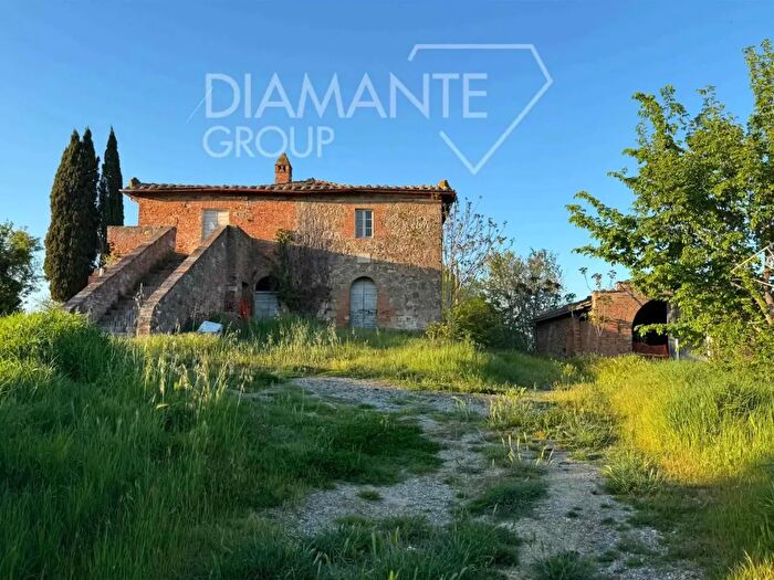 Casa con 7 locali in vendita in Chiusi