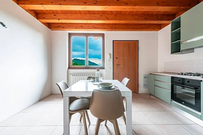 Appartamento trilocale in vendita in Via Ama, Aviatico