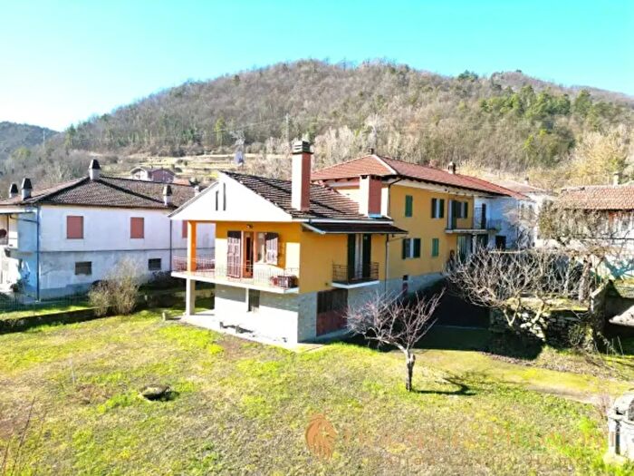 Casa con 6 locali in vendita in Levice