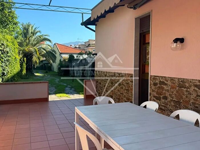 Casa con 15 locali in vendita in Carrara