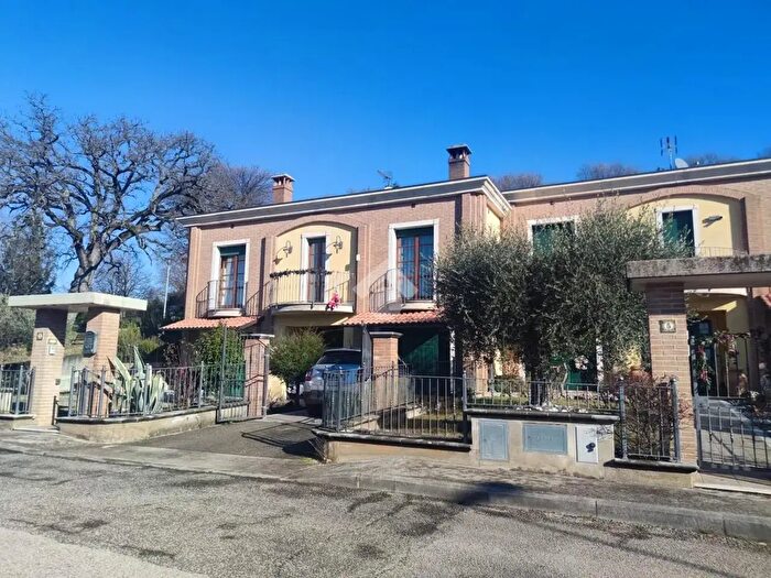 Casa quadrilocale in vendita in Via Michelangelo, Valfabbrica