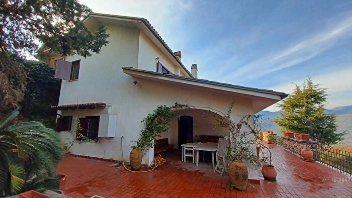 Casa con 10 locali in vendita in Santa Lucia, Giuliano Di Roma