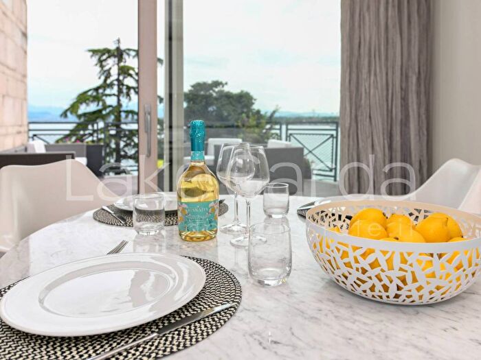 Casa quadrilocale in affitto in Lungolago Giuseppe Mazzini, Centro, Peschiera del Garda