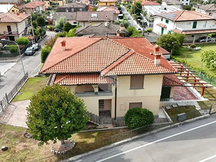 Casa trilocale in vendita in Via Dante Alighieri, Capriolo