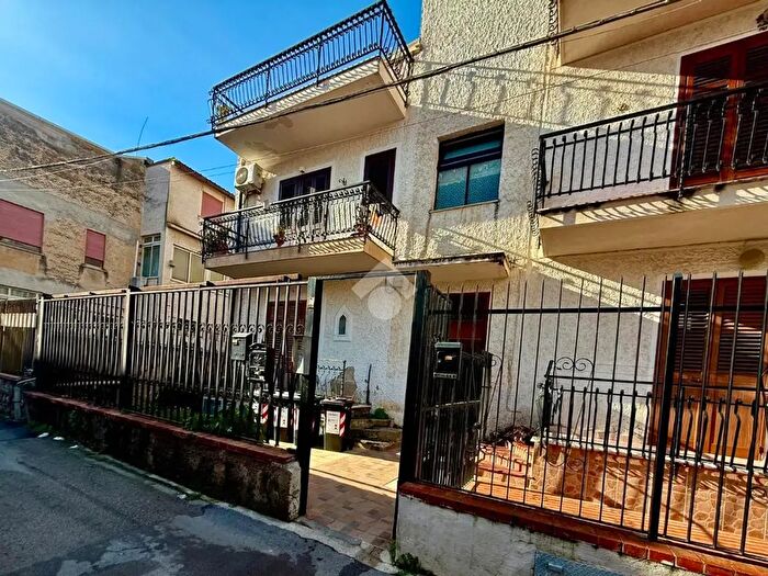 Appartamento trilocale in vendita in Via Eolo, Palermo