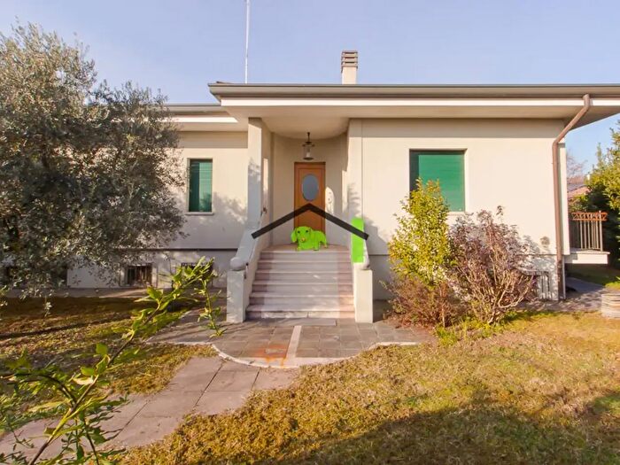 Appartamento con 8 locali in vendita in Via Alessandro Volta, Pordenone