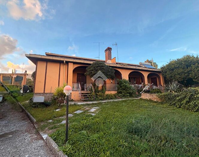 Casa con 5 locali in vendita in Via Isacco Newton, Lariano