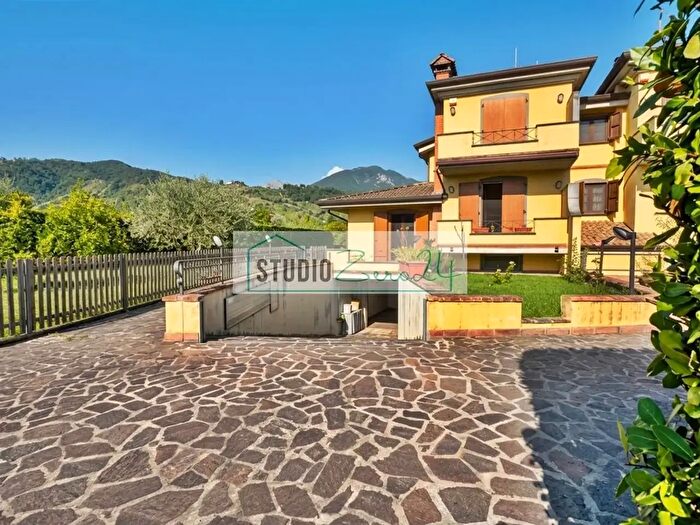Casa con 8 locali in vendita in Via Pratta, Massa