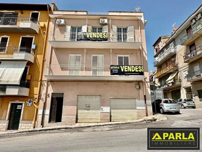 Casa con 6 locali in vendita in Via Medaglia dOro Portalone, Canicatti