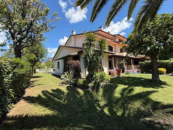 Casa con 10 locali in vendita in Cascina