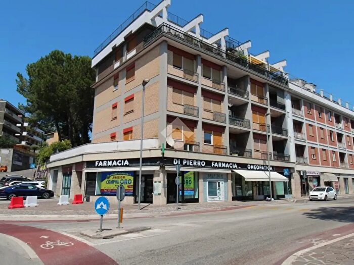 Appartamento trilocale in vendita in Via San Marino, Teramo