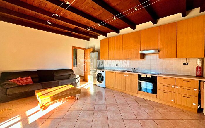 Appartamento trilocale in vendita in Via Guglielmo Oberdan, Vigano