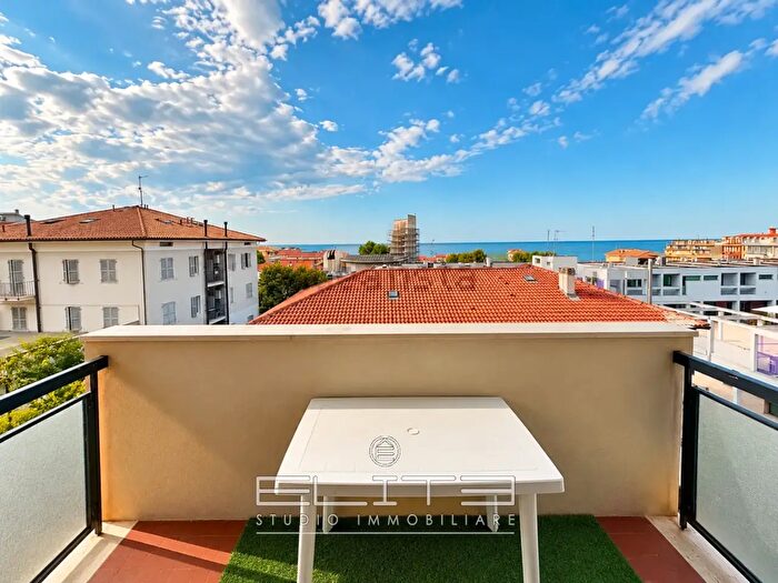 Appartamento trilocale in vendita in Via Tenna, Ancona