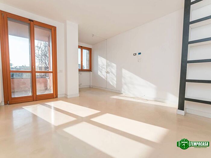 Appartamento trilocale in affitto in Via Paolo Santagostino, Niguarda, Milano