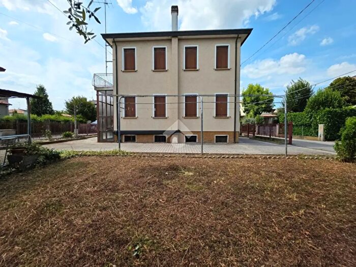 Casa quadrilocale in vendita in Via Castellana, Treviso