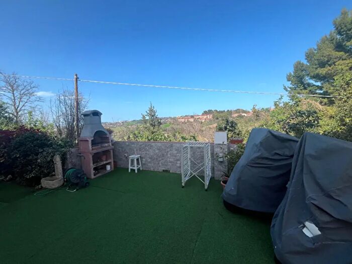 Casa con 9 locali in vendita in Strada Frazione Varano, Ancona