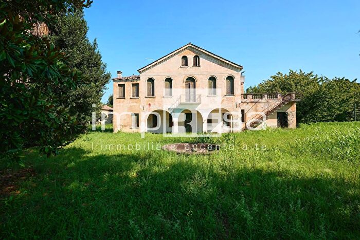 Casa con 15 locali in vendita in Via Guglielmo Marconi, Mogliano Veneto